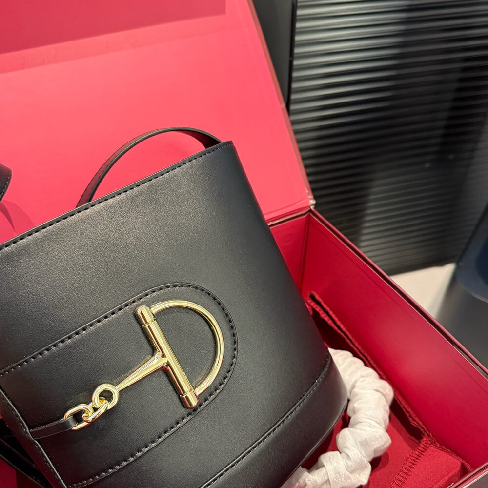 G*u*i 73 small bucket bag